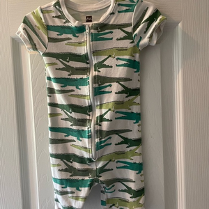 TEA Aligator Romper EUC fits‎ like a 9-12 month